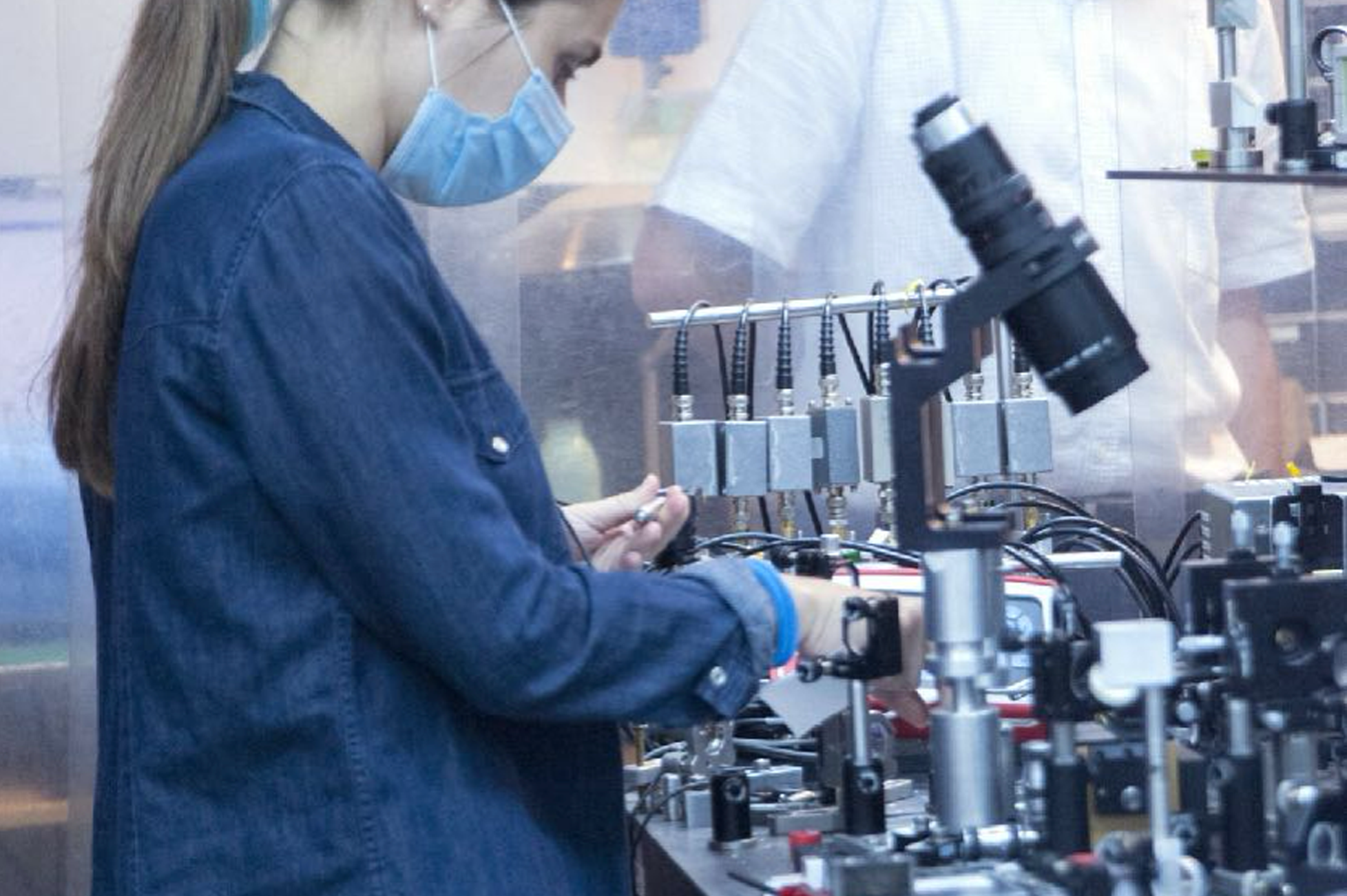 A LKB researcher working on a optical table